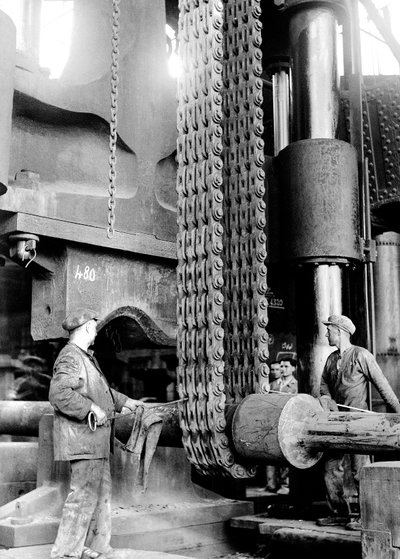 Persone che lavorano alla fabbrica di metalli di Terni a Nera Montorio, Terni, Italia, c.1935 da Armando Bruni