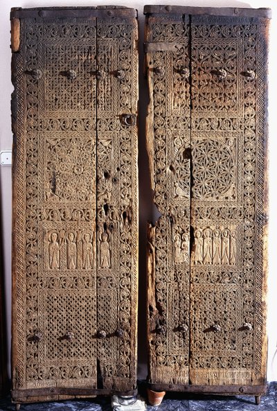 Una coppia di porte armene scolpite in noce, raffiguranti Cristo con sei apostoli e santi da Armenian School