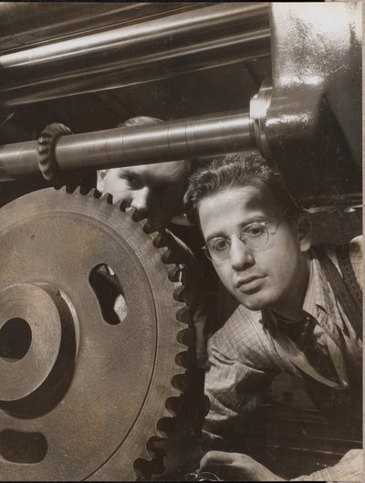 [Primo piano di un uomo che lavora con un grosso ingranaggio] da Arnold Eagle