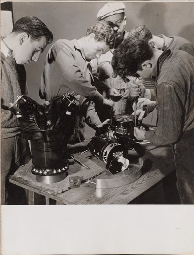[Cinque giovani lavorano intorno a un banco di lavoro] da Arnold Eagle