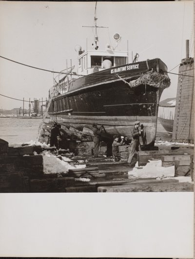 [Quattro uomini riparano la parte inferiore di una barca attraccata]. da Arnold Eagle