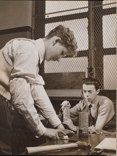 [Due ragazzi costruiscono un campanello elettrico a due vie]. da Arnold Eagle