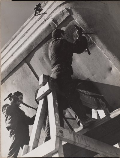 [Due uomini lavorano alla parte inferiore di una barca]. da Arnold Eagle