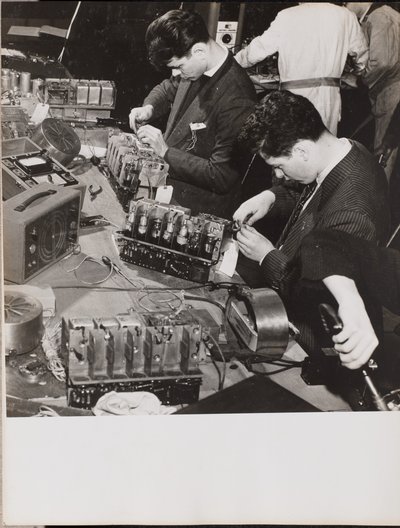 [Due giovani in giacca e cravatta lavorano alla radio] da Arnold Eagle