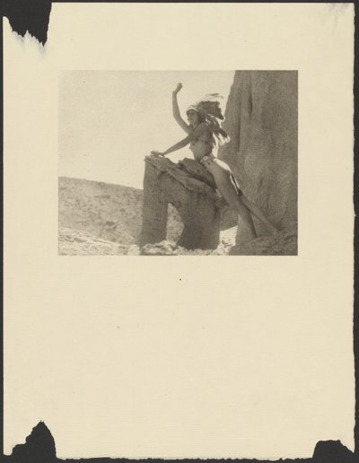 [Donna vestita in costume indiano nel deserto]. da Arthur F. Kales