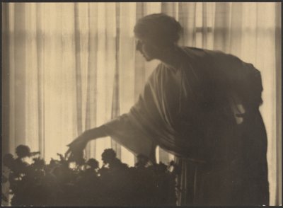 [Donna che cura i fiori nel suo appartamento] da Arthur F. Kales