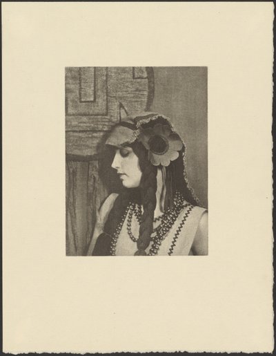 [Donna in abito bohémien con grande fiore tra i capelli] da Arthur F. Kales