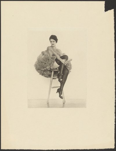 [Donna in costume da lattina seduta su uno sgabello] da Arthur F. Kales