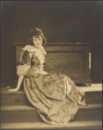 [Donna in abito contadino] da Arthur F. Kales