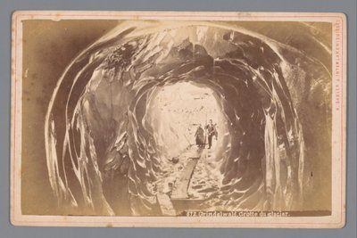 Persone in una grotta sul ghiacciaio di Grindelwald in Svizzera da Arthur Gabler