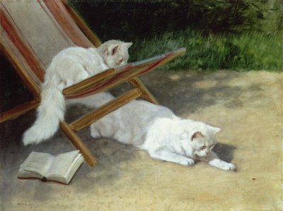 Due gatti persiani bianchi con una coccinella vicino a una sedia a sdraio da Arthur Heyer