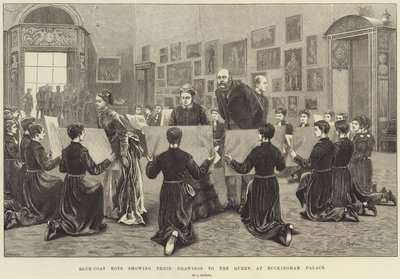 Ragazzi in uniforme blu che mostrano i loro disegni alla Regina a Buckingham Palace da Arthur Hopkins
