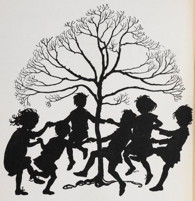 Silhouette di bambini che danzano intorno a un albero da Arthur Rackham
