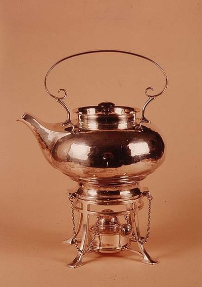 Bollitore e bruciatore di spirito, realizzati dalla Birmingham Guild of Handicraft, c.1905-10 da Arthur Stansfield Dixon