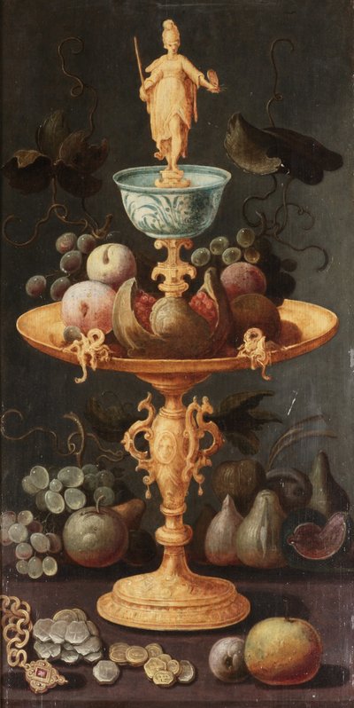 Uva, prugne e un melograno su una tazza dorata sormontata da una personificazione della pittura, con fichi, uva, mele, una catena d