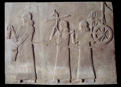 Arte mesopotamica (Assiria): corte del palazzo del re di Assiria Sargon II (721 - 705 a.C.) servitori che portano le situle e il carro del re. Parigi, Museo del Louvre da Assyrian