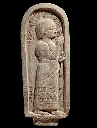 Stele funeraria in basalto di Si Gabbor, sacerdote del dio della luna. Epitaffio aramaico. VII secolo a.C. Dalla Siria. Parigi, Museo del Louvre da Assyrian