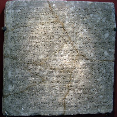 Lastra di alabastro incisa con scrittura cuneiforme, proveniente dalla fortezza di Sargon II a Dur Sharrukin (attuale Khorsabad, Iraq) da Assyrian