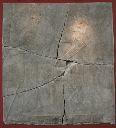 Re Assurnasirpal II e il suo dio. Rilievo dal palazzo di Assurnasirpal II a Kalhu, Nimrud, IX secolo a.C. da Assyrian