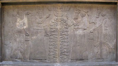 Rilievo con due figure di Ashurnasirpal, esseri mitologici alati e il dio Ashur, davanti all