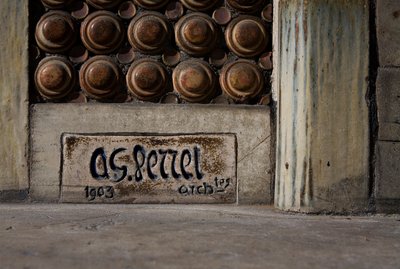 Facciata di una proprietà residenziale, dettaglio con la firma da Auguste Perret