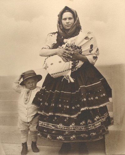 Donna e bambini slovacchi, c.1910 da Augustus F. Sherman