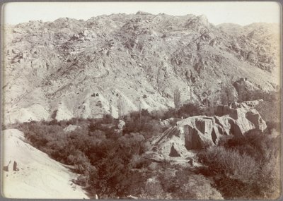 Cresta con santuari buddisti in rovina nel frutteto di Wang ad Ara-tam, Hami, Cina da Aurel Stein