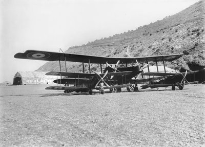 Un aereo Handley-Page 0400 con alcuni Bristol Fighter all