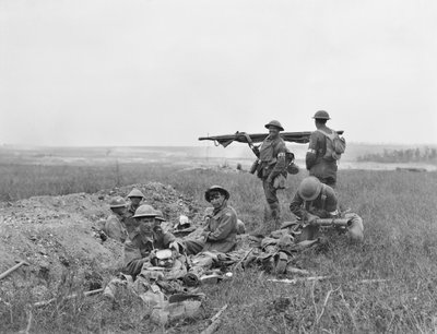 Una scena durante la battaglia di Hamel, che mostra barellieri americani e australiani che lavorano insieme nell