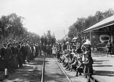 Un treno di reclutamento in tour alla stazione ferroviaria con alcuni cittadini della città (Donatore Comitato di Reclutamento del Queensland), Wallumbilla, Queensland, circa 1916 da Australian Photographer