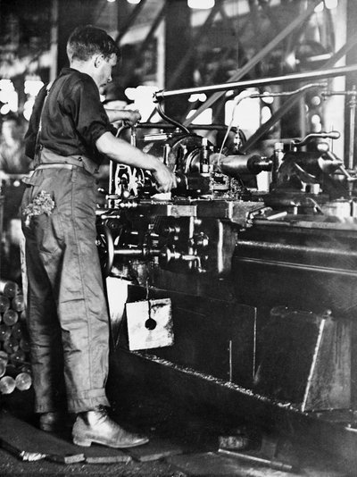 Un artigiano che realizza bossoli in una fabbrica di Walsh Island, Newcastle, Nuovo Galles del Sud, c.1916 da Australian Photographer