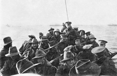 Vista verso poppa di una scialuppa di salvataggio che trasporta uomini non identificati della Australian 1st Divisional Signal Company, mentre vengono trainati verso Anzac Cove alle 6 del mattino del giorno dello sbarco, 25 aprile 1915 (foto in bianco e ne da Australian Photographer
