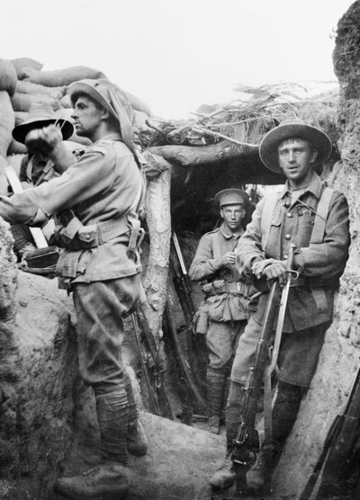 Truppe australiane nelle trincee turche di Lone Pine, 1915 da Australian Photographer
