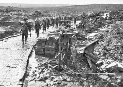 Truppe australiane che passano lungo il sentiero che porta a Idiot Corner, a Westhoek Ridge, nel settore di Ypres, 28 ottobre 1917 da Australian Photographer