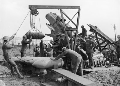 Equipaggio del 2° Cannone, Artiglieria Reale dei Marines che carica Granny, un obice da 15 pollici (artiglieria pesante), vicino alla strada di Menin, nel settore di Ypres, 5 ottobre 1917 da Australian Photographer