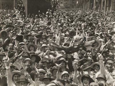 Folla a Martin Place, Sydney, che celebra la notizia della firma dell