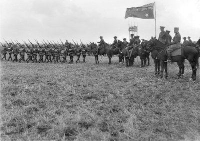 Il Maresciallo di Campo Sir Douglas Haig che rivede la 5ª Divisione australiana a Ebblinghem, 29 agosto 1917 da Australian Photographer