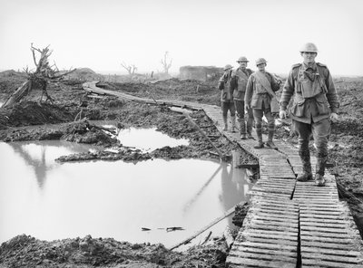 Quattro soldati australiani che camminano lungo la passerella a Tokio, vicino a Zonnebeke, nel settore di Ypres, su una parte del paese catturato dagli australiani nei combattimenti della Terza Battaglia da Australian Photographer