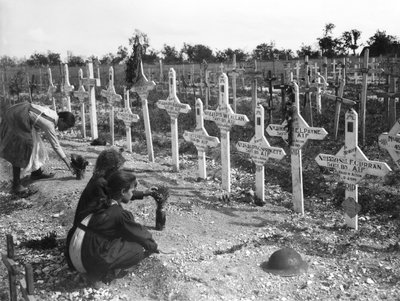 Bambini francesi che curano le tombe al Cimitero di Adelaide di australiani uccisi in battaglia sul Fronte Occidentale, Villers-Bretonneux, Francia 26 agosto 1919 da Australian Photographer