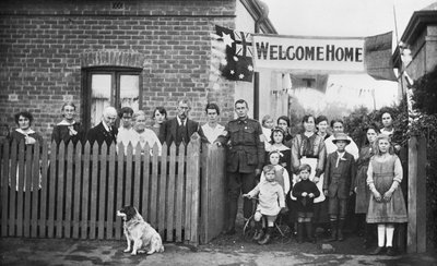 Ritratto di gruppo di 540 Zappatore Arthur Findon Dunbar MM, 2nd Australian Tunnelling Company (in uniforme con il braccio appoggiato al cancello) e i suoi familiari riuniti fuori dalla loro casa a 45 Chief Street da Australian Photographer