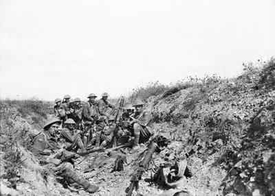 Tenente A. V. Sedgwick MC e alcuni del suo gruppo del 24° Battaglione, in attesa del sollevamento del bombardamento d