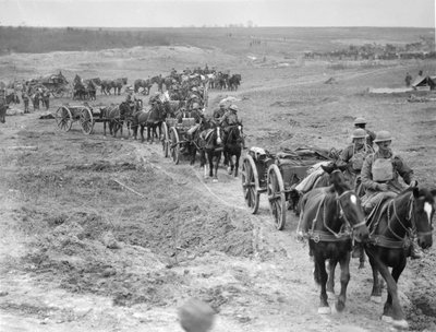 Limbers della 6ª Brigata di Artiglieria da Campo australiana che portano munizioni ai cannoni attraverso la Linea Hindenburg vicino a Bellicourt, 4 ottobre 1918 da Australian Photographer