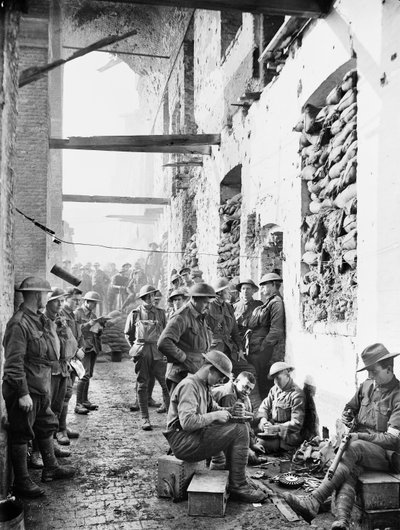 Membri del 2° Battaglione di Fanteria australiano fuori dai loro alloggi nelle Caserme di Cavalleria a Ypres, 1 novembre 1917 da Australian Photographer