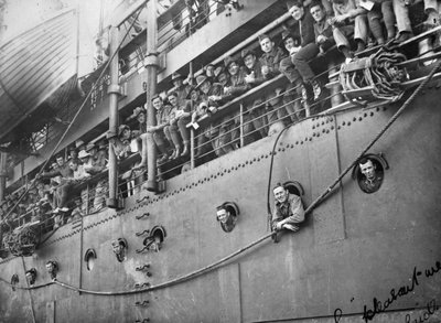 Membri del Corpo Volante Australiano allineati sul ponte della nave da trasporto Kaiser-I-Hind che li riportava in Australia, Adelaide, Australia Meridionale, 14 giugno 1919 da Australian Photographer
