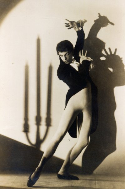 Robert Helpmann (1909-86) in Apparitions, 1936 da Australian Photographer