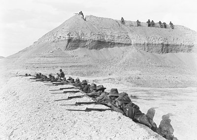 Vista laterale degli uomini della 5ª Brigata di Cavalleria Leggera Australiana, in allerta, in una sezione della testa di ponte, aprile 1918 da Australian Photographer