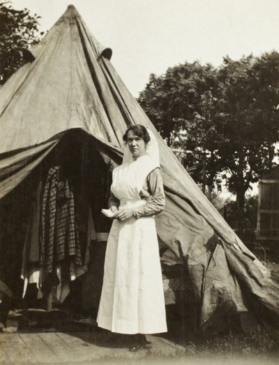 Sorella Ada Smith della 2nd Australian Casualty Clearing Station vicino a Steenwerck, Trois Arbres, Francia, 1916 da Australian Photographer