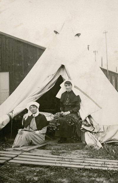 Sorella Eleanor Wibmer Jeffries e Sorella Nellie Constance Morrice (a destra) fuori dalla loro tenda al No 3 Australian General Hospital con fiori raccolti dalla riva della Somme, c. giugno 1917 da Australian Photographer
