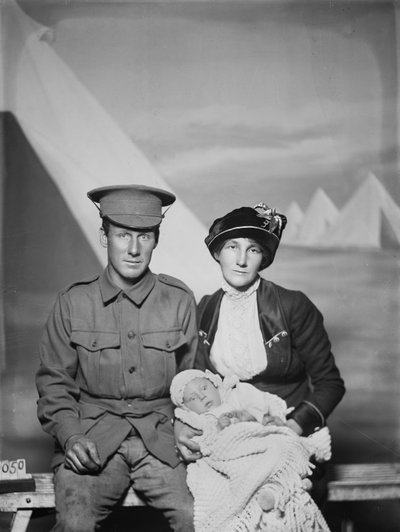 Ritratto in studio del soldato 1159 George Beamish Swanton, 24° Battaglione australiano, di Werribee, Victoria, con sua moglie Nellie e il loro giovane bambino, Joan Helen, circa maggio 1915 da Australian Photographer