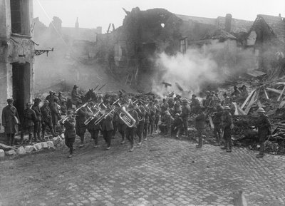 La banda della 5ª Brigata di Fanteria australiana, guidata dal Sergente Bandmaster A Peagam del 19° Battaglione, che attraversa la Grande Place (Piazza della Città) di Bapaume, suonando la Victoria March da Australian Photographer